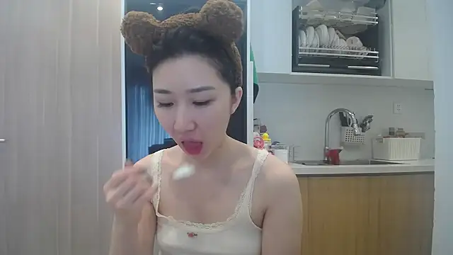 Snapshot of Asiagirll chatting on June 5, 1:21 am Asiagirll online show from June 5, 1:21 am