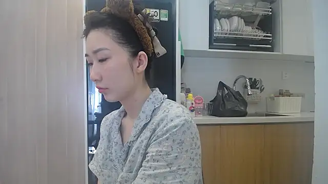 Snapshot of Asiagirll chatting on June 4, 1:32 am Asiagirll online show from June 4, 1:32 am