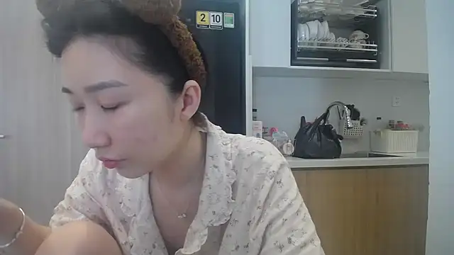 Snapshot of Asiagirll chatting on July 2, 12:44 am Asiagirll online show from July 2, 12:44 am
