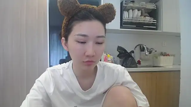 Snapshot of Asiagirll chatting on June 17, 3:17 am Asiagirll online show from June 17, 3:17 am