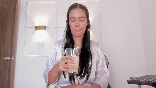 Hanna Risso online show from March 21, 6:12 pm