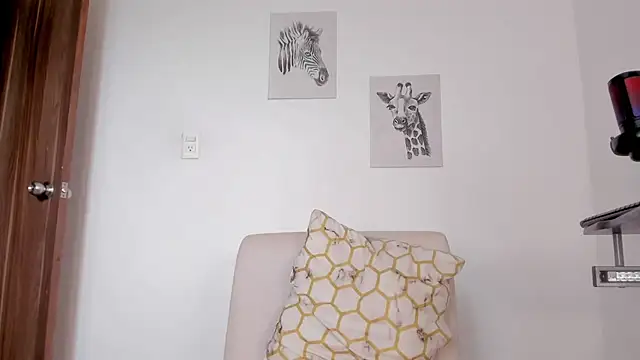 Snapshot of Hanna_Risso chatting on February 13, 5:46 pm Hanna Risso online show from February 13, 5:46 pm