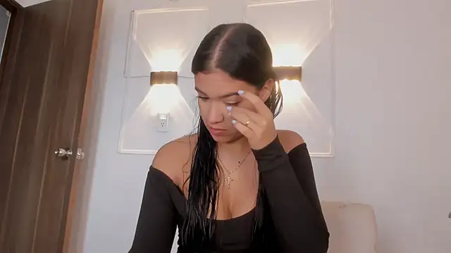 Hanna Risso online show from April 11, 7:06 pm