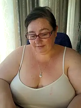 Snapshot of Iceprincess2bad4u chatting on February 15, 7:27 am Iceprincess2bad4u online show from February 15, 7:27 am