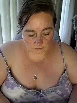 Snapshot of Iceprincess2bad4u chatting on February 22, 7:23 am Iceprincess2bad4u online show from February 22, 7:23 am
