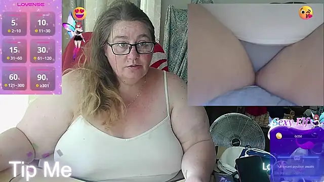 Snapshot of Iceprincess2bad4u chatting on February 1, 12:47 pm Iceprincess2bad4u online show from February 1, 12:47 pm
