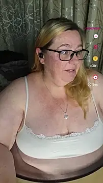 Snapshot of Iceprincess2bad4u chatting on September 18, 6:22 pm Iceprincess2bad4u online show from September 18, 6:22 pm