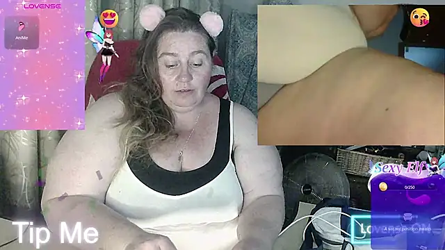 Snapshot of Iceprincess2bad4u chatting on January 31, 5:32 pm Iceprincess2bad4u online show from January 31, 5:32 pm