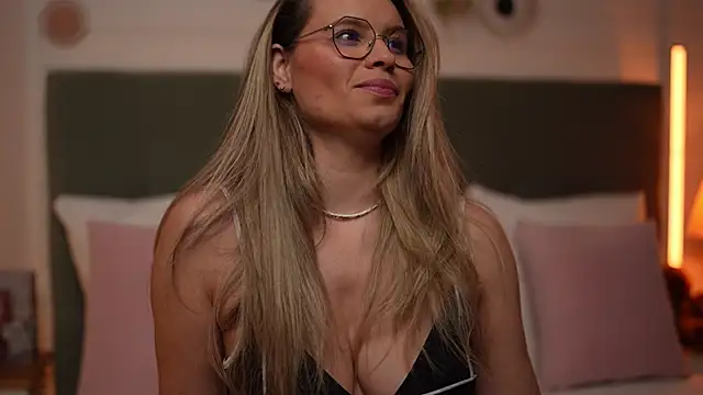 BrandyWhite online show from March 17, 4:48 am