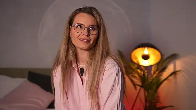 BrandyWhite online show from April 21, 7:04 am