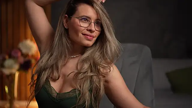 BrandyWhite online show from December 15, 5:35 am