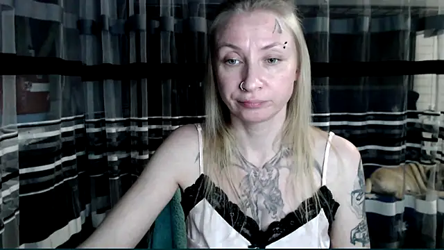 Snapshot of cold_lollipop chatting on November 10, 6:13 pm cold lollipop online show from November 10, 6:13 pm