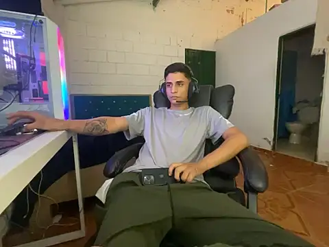 Max TheHorseDick online show from March 18, 3:42 am