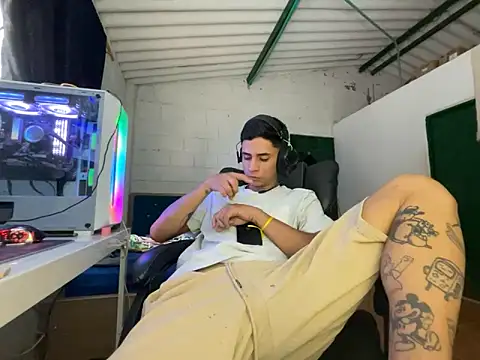 Max TheHorseDick online show from April 2, 4:46 pm