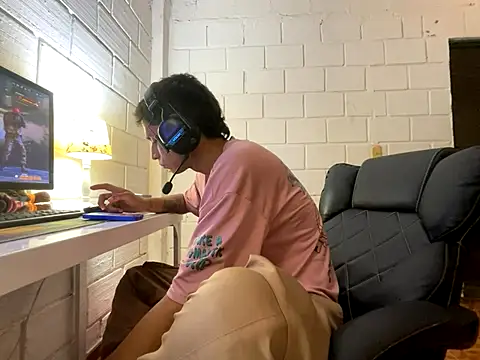 Max TheHorseDick online show from November 3, 12:38 am