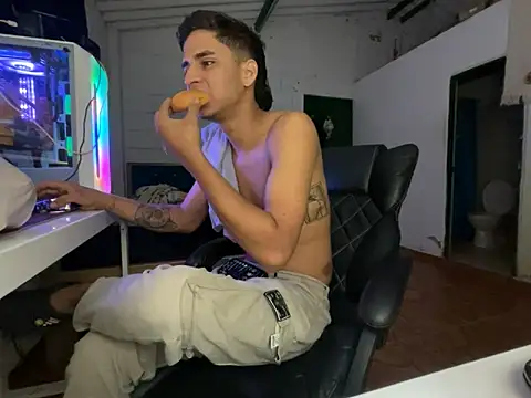 Max TheHorseDick online show from March 25, 6:24 am