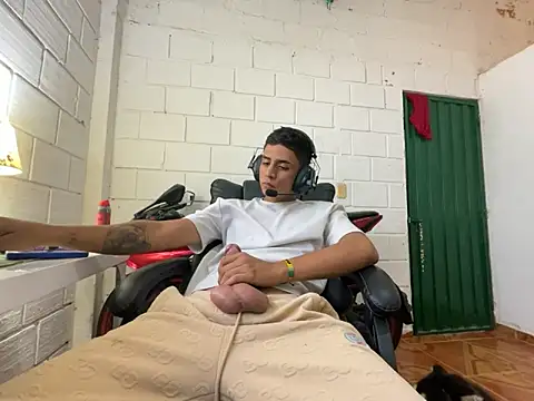 Max TheHorseDick online show from November 14, 7:06 pm