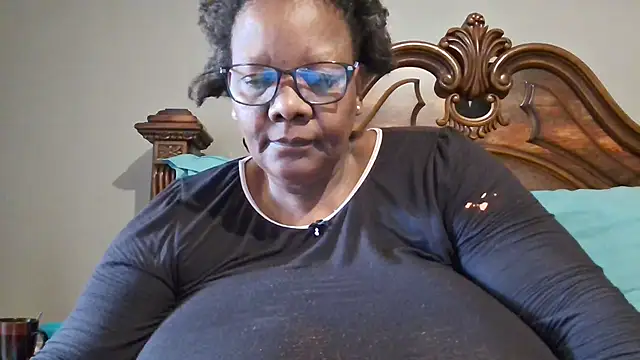 Snapshot of SEXYBOOBSNASS chatting on March 12, 5:46 am SEXYBOOBSNASS online show from March 12, 5:46 am