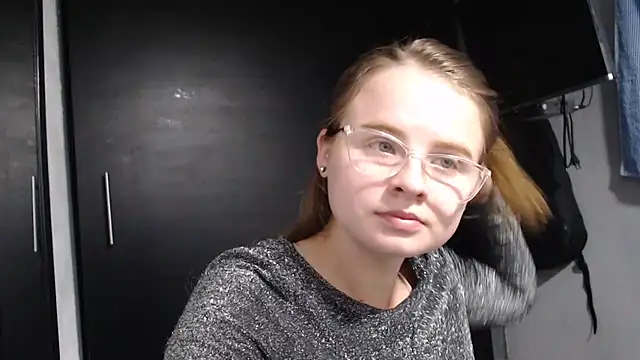 Snapshot of HellenMiyer1111 chatting on February 15, 12:04 am HellenMiyer1111 online show from February 15, 12:04 am