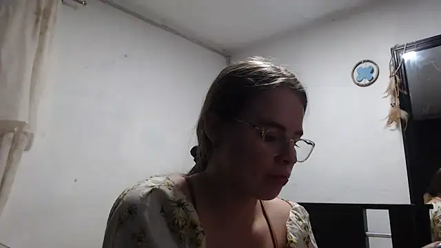 Snapshot of HellenMiyer1111 chatting on October 18, 3:58 pm HellenMiyer1111 online show from October 18, 3:58 pm