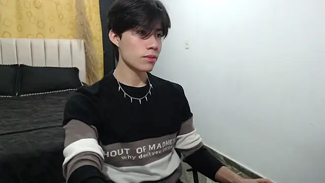 Snapshot of Elio-cam chatting on December 15, 8:52 am Elio-cam online show from December 15, 8:52 am