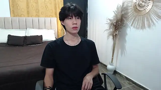 Snapshot of Elio-cam chatting on November 3, 8:29 am Elio-cam online show from November 3, 8:29 am