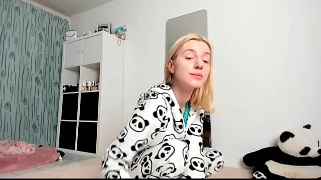 Snapshot of KenzieDawton chatting on January 15, 5:08 am KenzieDawton online show from January 15, 5:08 am