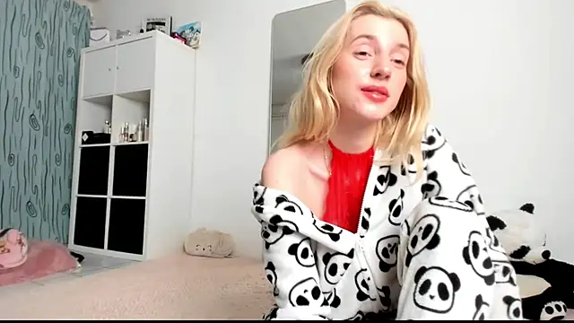 Snapshot of KenzieDawton chatting on February 9, 5:19 am KenzieDawton online show from February 9, 5:19 am