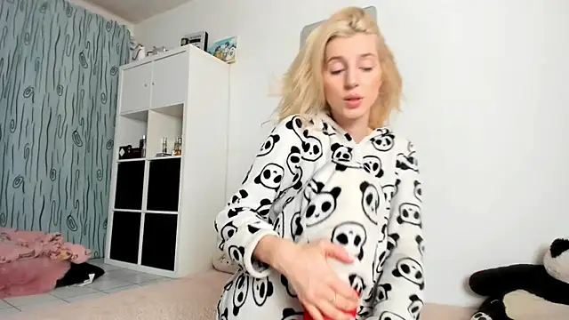 KenzieDawton online show from November 8, 5:00 am