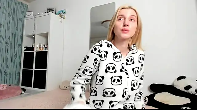 Snapshot of KenzieDawton chatting on January 13, 5:01 am KenzieDawton online show from January 13, 5:01 am