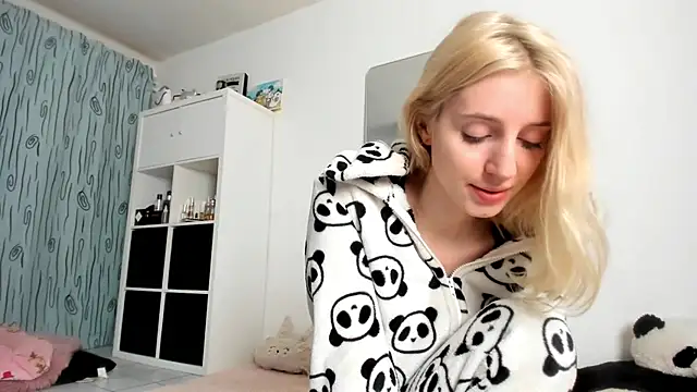 Snapshot of KenzieDawton chatting on October 9, 6:14 am KenzieDawton online show from October 9, 6:14 am