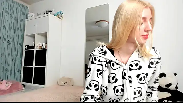 Snapshot of KenzieDawton chatting on February 3, 5:29 am KenzieDawton online show from February 3, 5:29 am