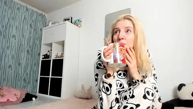 Snapshot of KenzieDawton chatting on October 11, 6:03 am KenzieDawton online show from October 11, 6:03 am