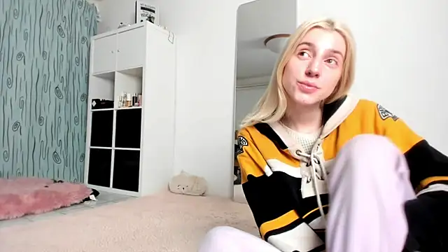 Snapshot of KenzieDawton chatting on December 7, 4:48 am KenzieDawton online show from December 7, 4:48 am