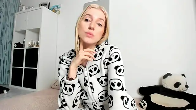 KenzieDawton online show from October 26, 4:24 am