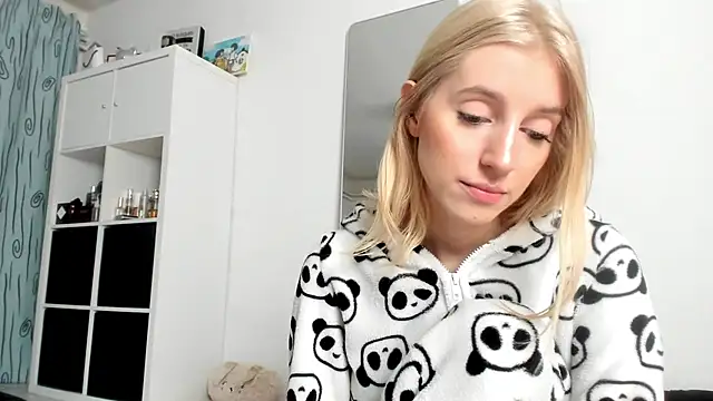 KenzieDawton online show from October 25, 3:38 am