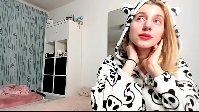 Snapshot of KenzieDawton chatting on January 19, 5:15 am KenzieDawton online show from January 19, 5:15 am
