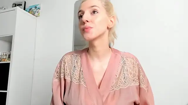 Snapshot of KenzieDawton chatting on October 2, 1:47 pm KenzieDawton online show from October 2, 1:47 pm