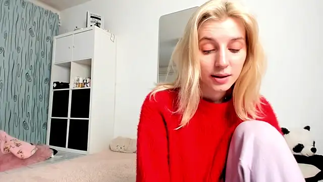 Snapshot of KenzieDawton chatting on December 15, 5:13 am KenzieDawton online show from December 15, 5:13 am