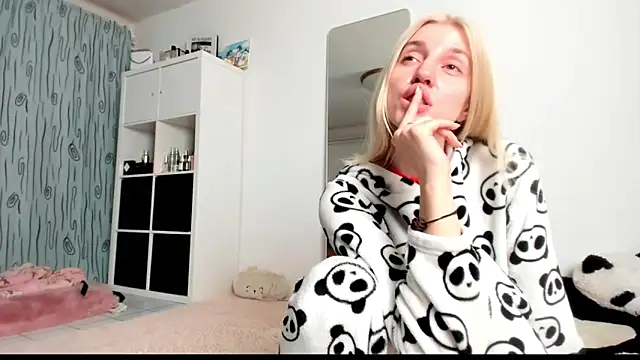 Snapshot of KenzieDawton chatting on February 27, 5:07 am KenzieDawton online show from February 27, 5:07 am