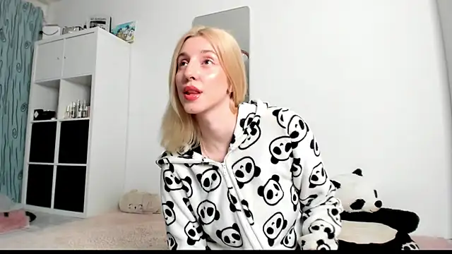 Snapshot of KenzieDawton chatting on March 12, 8:08 am KenzieDawton online show from March 12, 8:08 am