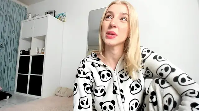 KenzieDawton online show from November 24, 4:23 am