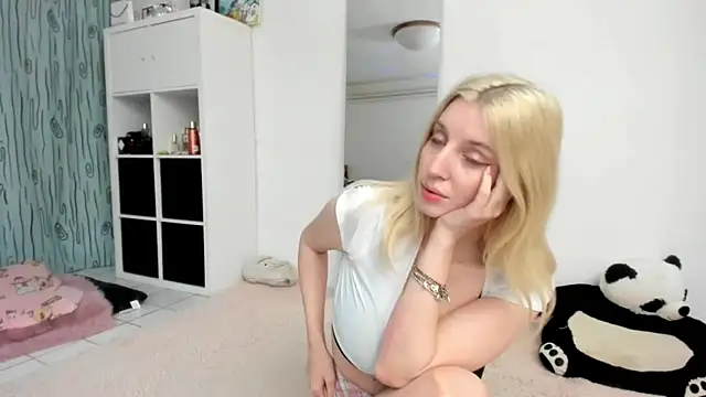 KenzieDawton online show from March 25, 7:46 pm