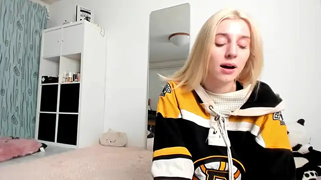 Snapshot of KenzieDawton chatting on December 6, 5:03 am KenzieDawton online show from December 6, 5:03 am