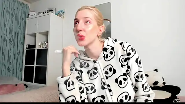 Snapshot of KenzieDawton chatting on March 9, 7:12 am KenzieDawton online show from March 9, 7:12 am