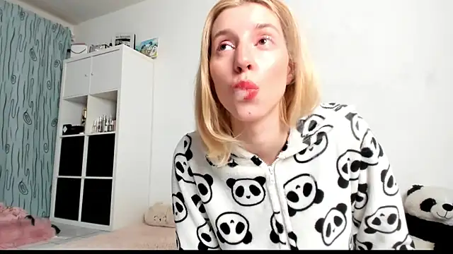 Snapshot of KenzieDawton chatting on March 16, 5:03 am KenzieDawton online show from March 16, 5:03 am