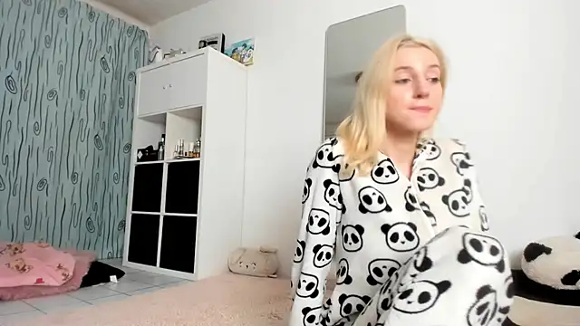 Snapshot of KenzieDawton chatting on October 6, 7:58 pm KenzieDawton online show from October 6, 7:58 pm