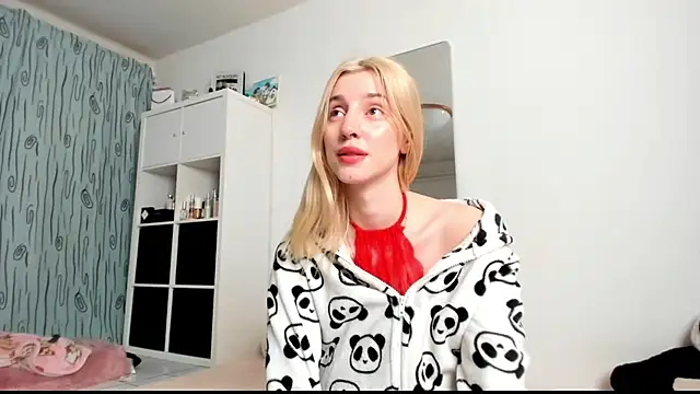 Snapshot of KenzieDawton chatting on February 8, 5:29 am KenzieDawton online show from February 8, 5:29 am