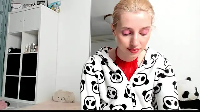 Snapshot of KenzieDawton chatting on March 8, 6:54 am KenzieDawton online show from March 8, 6:54 am