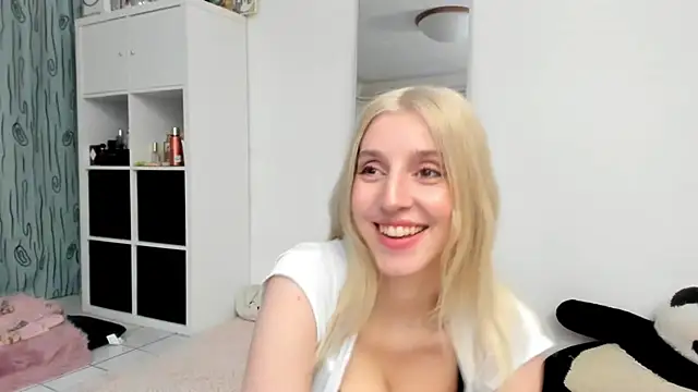 KenzieDawton online show from March 14, 7:09 pm